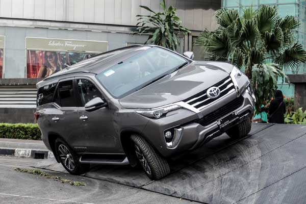 Toyota_Fortuner_VRZ_4x4-Indonesia-1